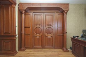 Двери из массива древесины