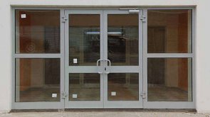 Виды и особенности входных алюминиевых дверей